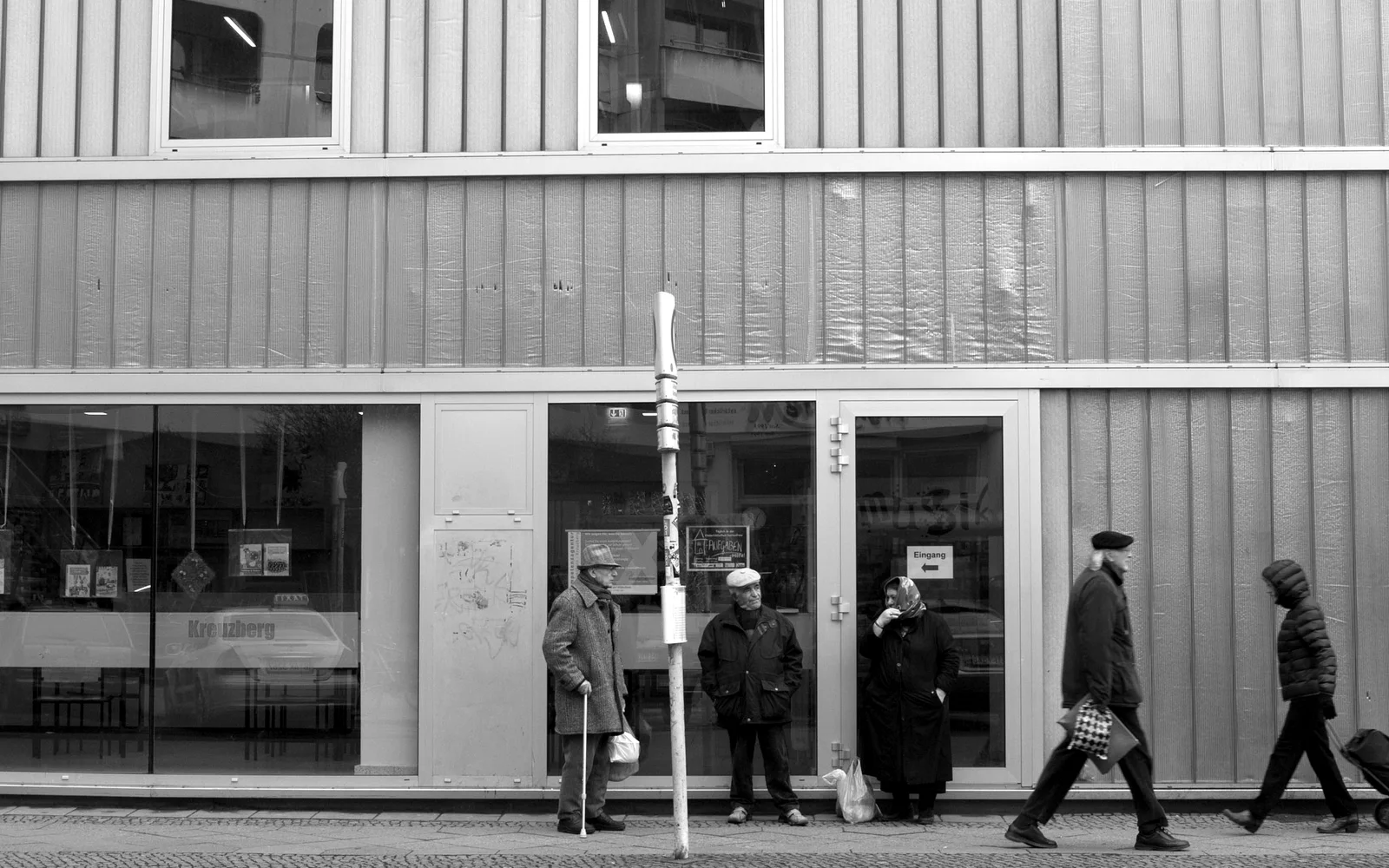 Straßenszene an einer Haltestelle in Kreuzberg